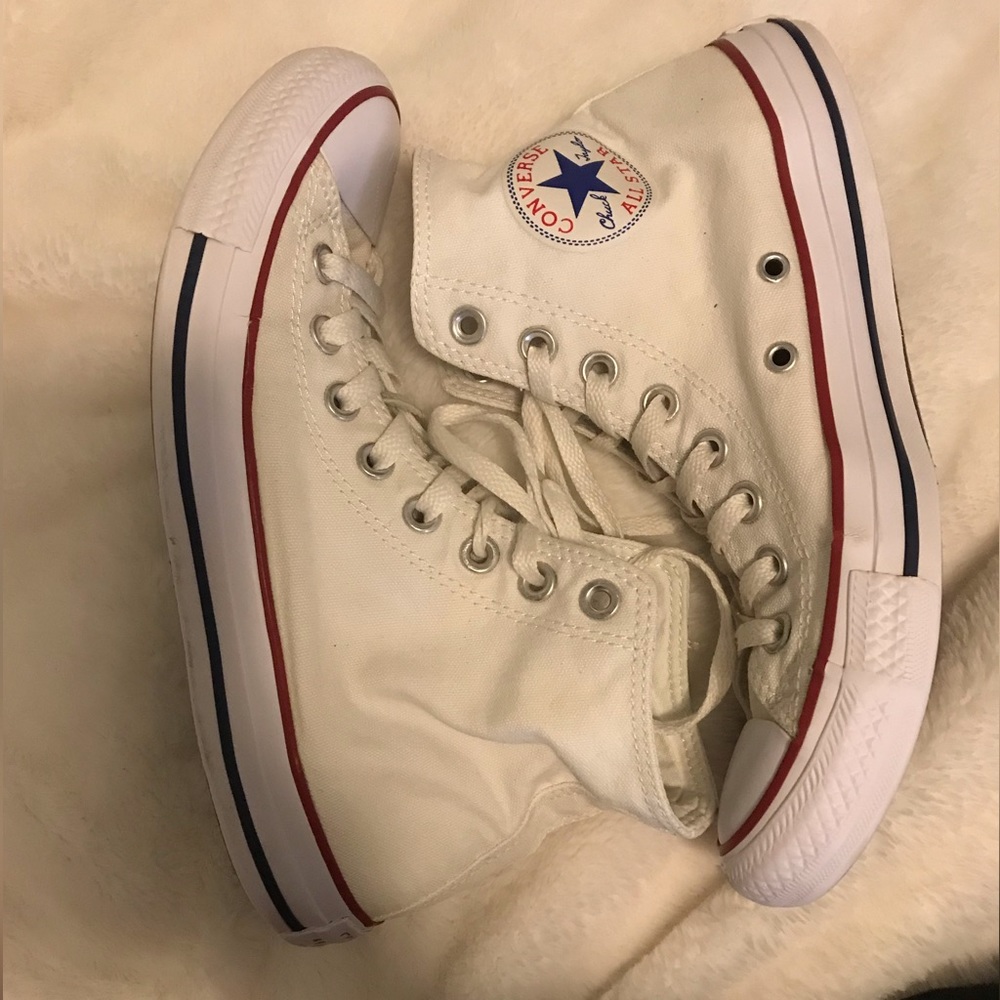 Converse white unisex shoes size: (mens 7) ( women 9)